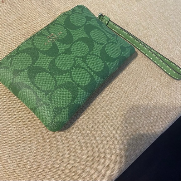 Coach green logo wristlet - Picture 4 of 7